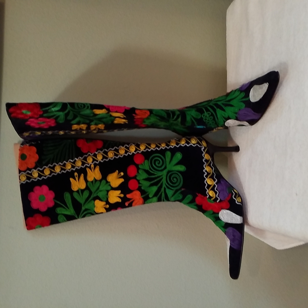 Black Velvet Boots With Multi-colored Embroidered Flowers Size 7.5